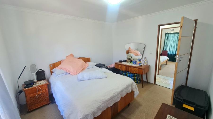 5 Bedroom Property for Sale in Hornlee East Western Cape
